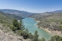 El cercano lago / embalse de Reglas